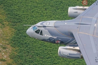 全長35mの輸送機が断崖絶壁を“神飛行”！→パイロット「余裕でした（ｷﾘｯ）」当事者だからこそ知る「スゴい裏側」を聞く