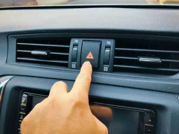 高速で渋滞したら「ハザードランプ」は点けなきゃいけない？ 実は知られていない“法的な位置づけ”