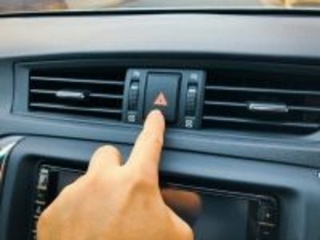 高速で渋滞したら「ハザードランプ」は点けなきゃいけない？ 実は知られていない“法的な位置づけ”