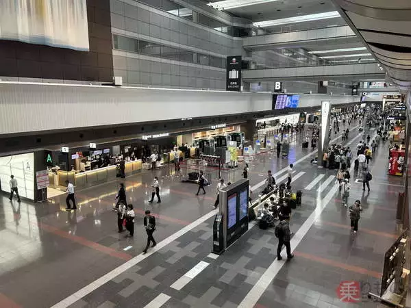 「理性が離陸した…」 羽田空港に降臨の「有名家系ラーメン」を実食！ その破壊力に”禁断の食べ方”で挑んだ結果