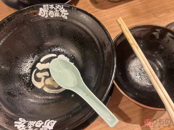 「理性が離陸した…」 羽田空港に降臨の「有名家系ラーメン」を実食！ その破壊力に”禁断の食べ方”で挑んだ結果
