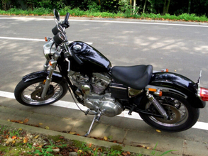 バイクのサイドスタンド左ばかり、なんで？ じつは「剣」が大きく関係か 知られざる歴史と道路事情が生んだ意外な理由