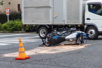 「典型的なバイク事故」を技術で減らす クルマの性能試験31年目の初導入！ しかし“最もヤバいケース”が対象外!? 国交省が慎重になるワケ