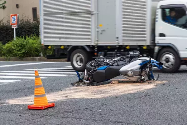 「典型的なバイク事故」を技術で減らす クルマの性能試験31年目の初導入！ しかし“最もヤバいケース”が対象外!? 国交省が慎重になるワケ
