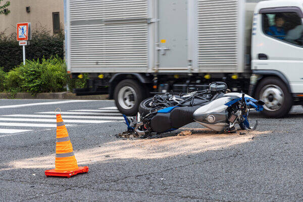 「典型的なバイク事故」を技術で減らす クルマの性能試験31年目の初導入！ しかし“最もヤバいケース”が対象外!? 国交省が慎重になるワケ