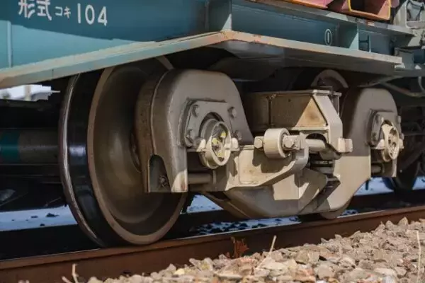 鉄道の車輪は「真っ平ら」じゃない!? ハンドル無しで曲がれる秘密は“紙コップ”と同じ！←どういうこと？