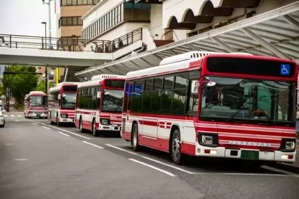 停留所でバス傾いてるけど意味あるの？ わずか数cmの「おもてなし」実は“背伸び”もできるってホント!?