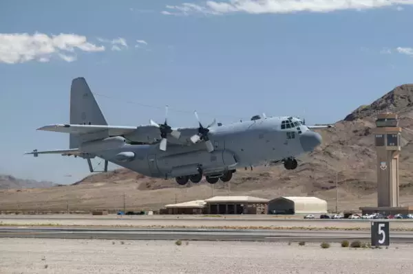 「1機300億円のセレブジェットが「米軍の攻撃機」に転生!? 任務は“爆弾・ミサイル使わない攻撃” どういうこと？」の画像