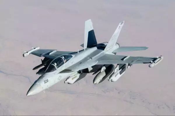「1機300億円のセレブジェットが「米軍の攻撃機」に転生!? 任務は“爆弾・ミサイル使わない攻撃” どういうこと？」の画像