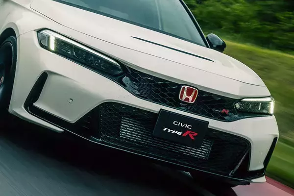 新型「シビック タイプR」世界初公開 専用エンジン 赤シート 令和のスポーツ仕上がった！