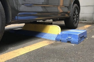 廃れつつある「駐車場のロック板」に“新型”が登場!? まさかの“1台稼働OK”超シンプル型！ 「見せるロック」で売上も上がる？