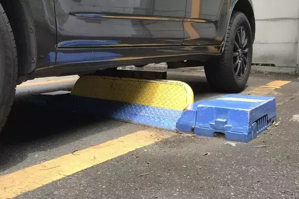 廃れつつある「駐車場のロック板」に“新型”が登場!? まさかの“1台稼働OK”超シンプル型！ 「見せるロック」で売上も上がる？
