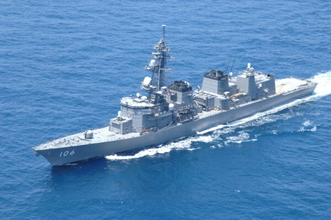 海上自衛隊「主力護衛艦」の主砲が火を噴いた！射撃の瞬間を捉えたショットが公開 “毎分85発”も発射可能