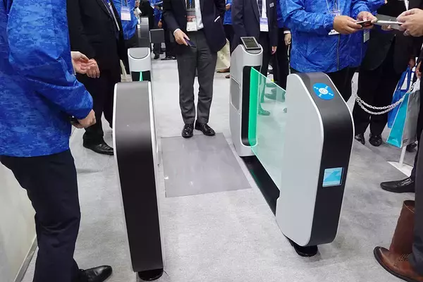 ICカードをピッはもう終わり？ 時代は「タッチレス改札」 案外ローテクでいける？