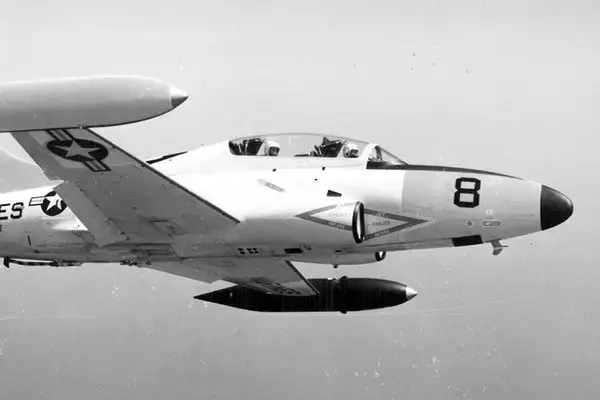 「トップガン」クルーもこれで学んだ？ 戦わない空母搭載機 愛称「ヒトデ」はダジャレ的!?