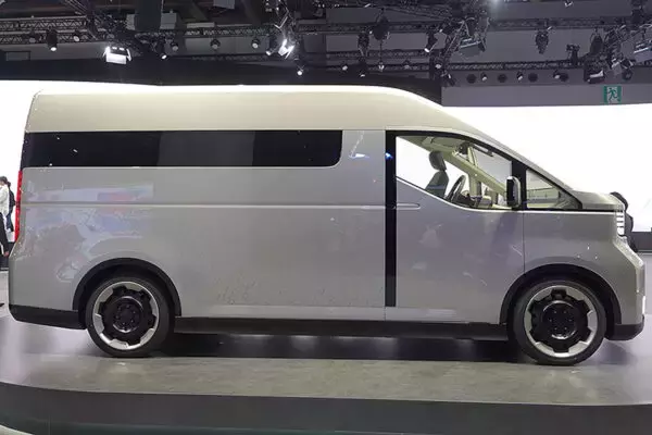 「ハイエースは変わらなければならない」 挑戦の途中の“ハイエースコンセプト”JMSで披露 もはや「走る部屋」だぞコレ