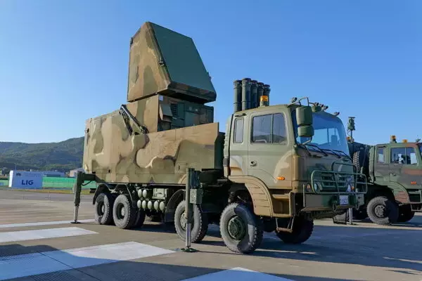 「“韓流対空ミサイル”が初撃墜達成!? 湾岸地域で実戦デビュー 実はロシアの技術が使われているのはなぜ？」の画像