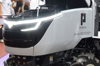 人材派遣会社がつくった“EV”披露！…いったいなぜ!? 自動車系の展示会で注目 「3年くらいで作ったんですか？」→「ええっ!?」
