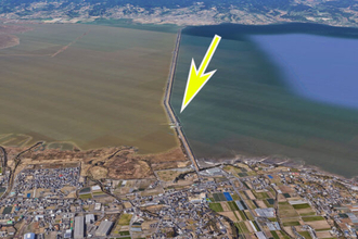 「これ道か…？ 海のなか突っ切ってるぞ」 走ってみたら“絶景”名前にナルホド！ じつは国策で生まれた「農道」って!?