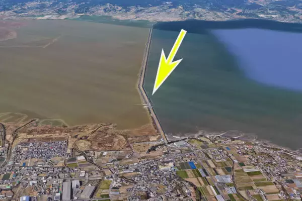 「これ道か…？ 海のなか突っ切ってるぞ」 走ってみたら“絶景”名前にナルホド！ じつは国策で生まれた「農道」って!?