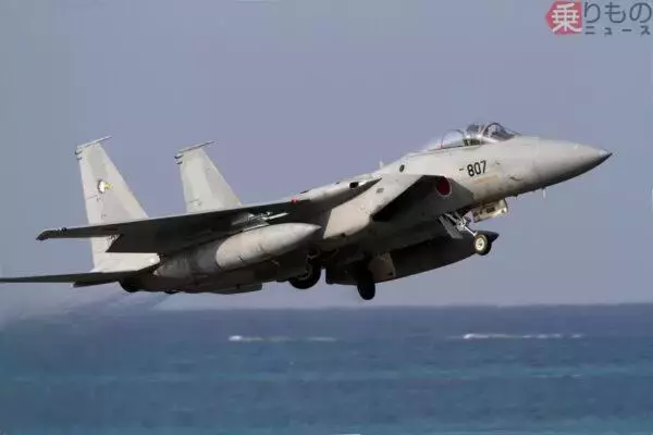 空自F-15と「世界最強の戦闘機」が空中で並んだ！ 東シナ海で実施された編隊飛行の様子が公開