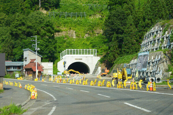 あれ？近くの「上信越道」よりも50km離れた「関越道に行け」と出る…それは“下道”が超有能だから!? さらに改良進む川沿い国道