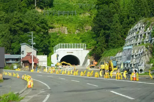 「あれ？近くの「上信越道」よりも50km離れた「関越道に行け」と出る…それは“下道”が超有能だから!? さらに改良進む川沿い国道」の画像