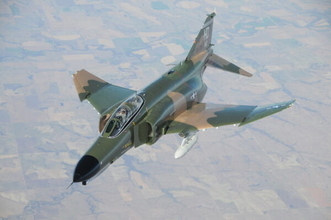 なぜ軍用機の「迷彩」は統一感ない？ 灰色・青色・緑に茶… バラバラに見えて法則性あり！