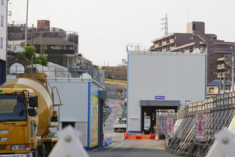 ここに「2階建て道路」を通すの…!? 横浜の住宅街を貫くウルトラC道路のトンネル工事が本格化 現道は激セマ＆激坂 スゴすぎる地形！