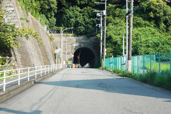 ここに「2階建て道路」を通すの…!? 横浜の住宅街を貫くウルトラC道路のトンネル工事が本格化 現道は激セマ＆激坂 スゴすぎる地形！