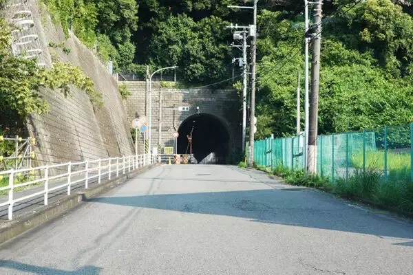 「ここに「2階建て道路」を通すの…!? 横浜の住宅街を貫くウルトラC道路のトンネル工事が本格化 現道は激セマ＆激坂 スゴすぎる地形！」の画像