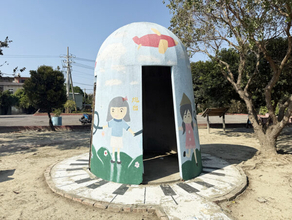 ナニコレ!? 田んぼにニョキっと出現する「謎のコンクリ構造物」の正体 台湾に点在する“戦争の名残” なれの果てが面白ぎる!?