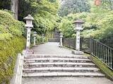 「「スーパー林道」を名乗る“超有名神社への道”走ってみたら…！ 「マジで無事に下山させて…」冷や汗ダラダラ道中「ガードレールないのはそんな理由か！」」の画像2