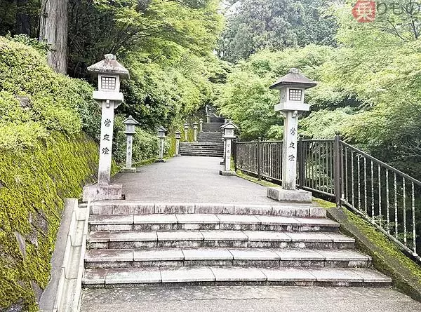「「スーパー林道」を名乗る“超有名神社への道”走ってみたら…！ 「マジで無事に下山させて…」冷や汗ダラダラ道中「ガードレールないのはそんな理由か！」」の画像