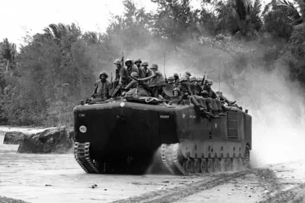 「「アムトラック」がなければ上陸作戦は失敗していた？ 日米戦で重用された“地味装甲車” 映画『ペリリュー』にも登場」の画像