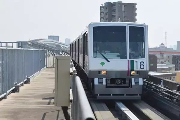 混雑率が“5年連続”全国ワースト!? なぜ「日暮里・舎人ライナー」はこんなに混むのか？ 対策に苦戦するワケ