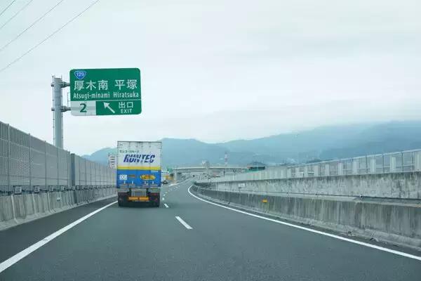 NEXCO公式SNSが“衝撃動画”を投稿！ まさかの“ニッコリ柴犬”がトコトコ…遭遇したらどうする？