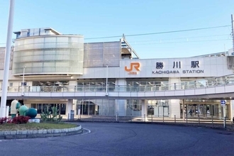改札口が「ぴよりん」まみれに！ “聖地”の駅でお出迎え 装飾は「見た目や食感をイメージ」