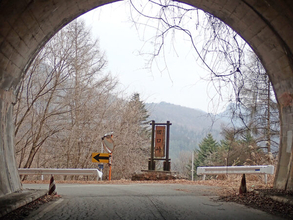 あり得ない“クネクネぶり!?” 日本一レベルで「海から遠い峠」なかなかヤバい道だった！ 極端な「片峠」とは？