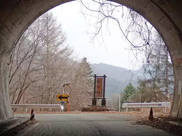 あり得ない“クネクネぶり!?” 日本一レベルで「海から遠い峠」なかなかヤバい道だった！ 極端な「片峠」とは？