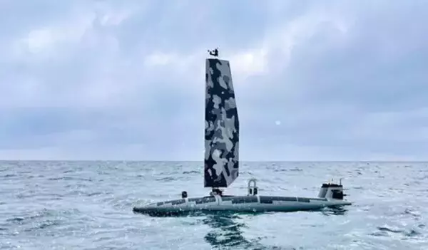 ピンチになったら「潜って海中に逃げる！」世界唯一の海洋ドローン 衝撃のスペックとは？「動力源は太陽光と風力のみ」