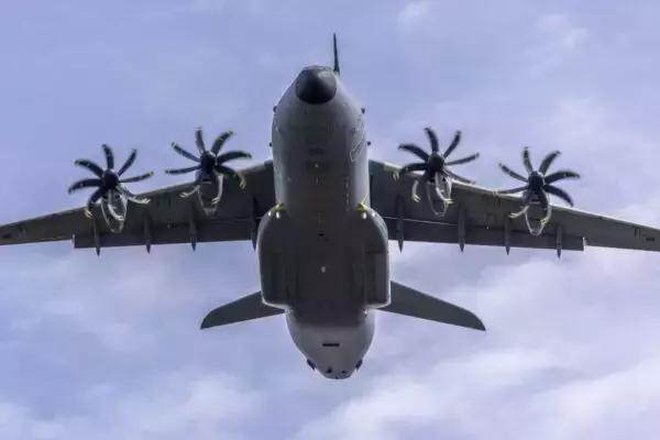 軍艦が空飛んでやって来る!? 「USV投下成功」の先にある英海軍の未来図とは “日本近海にも即参上！” 可能に