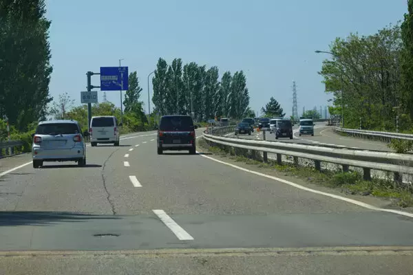 新潟の「まるで高速！な一般道」がみるみる細ってボトルネック…解消なるか？ “続き”の区間の4車線化 35年目の現状