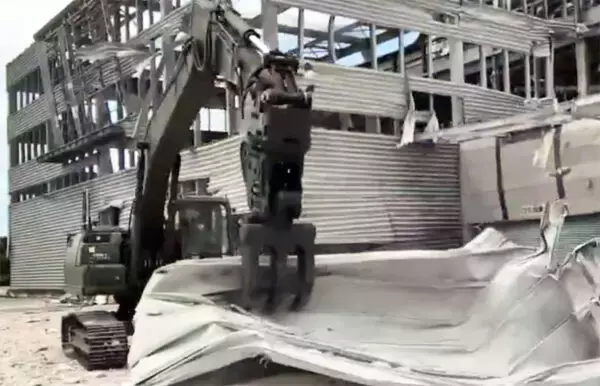 「一刻も早い安全確保のため」陸自がイオンモール熊本でがれき除去　爆発現場の映像公開
