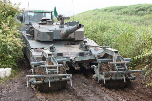 戦車の“やわらかなお腹”を狙う地雷、どう処理する!? 人力から専用除去車両への発展の歴史