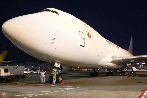 「クロネコ貨物機」で打倒ANA？ ヤマトと仕掛けるJAL貨物  2社の“秘策”は対照的？