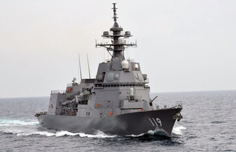 中国海軍の「巨大ミサイル艦」沖縄近海に出現！ “海自まや型超え”の大きさ 空母「遼寧」と航行する様子を防衛省が公開