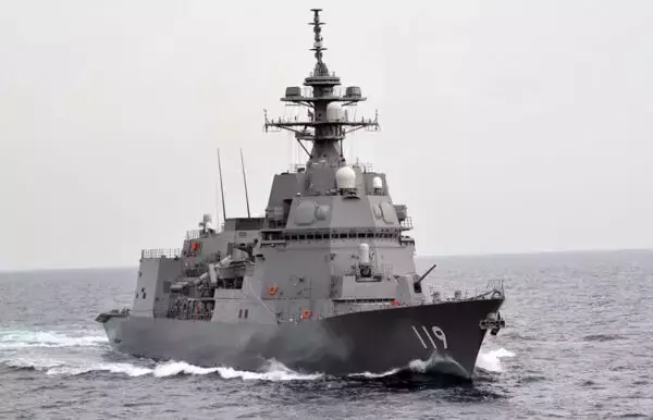 中国海軍の「巨大ミサイル艦」沖縄近海に出現！ “海自まや型超え”の大きさ 空母「遼寧」と航行する様子を防衛省が公開