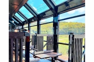 車体はほぼガラス張り!? 京都の「新トロッコ列車」3月デビュー 1室だけの特別室も名称決定