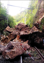 飯田線に岩石ゴロゴロ… 線路施設が損傷 復旧めど立たず